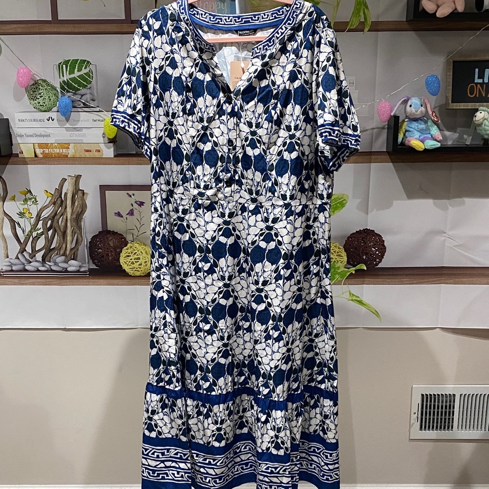 BloomChic Navy and White Floral Midi Dress size 18/20. Ptp is 24. Length is 48